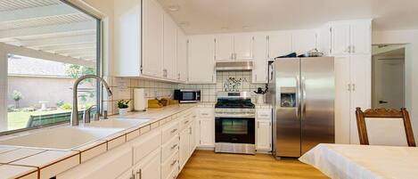 Frigorífic, microones, forn i placa de cuina