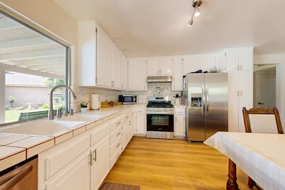 Luxurious home w/private pool, spa, grill & foosball - A/C , free WiFi - dogs ok