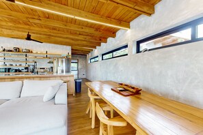 TV - Relaxing villa with private plunge pool, canal views & open layout for families (Placencia)