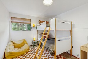 4 bedrooms, iron/ironing board, internet, bed sheets