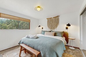 4 bedrooms, iron/ironing board, internet, bed sheets