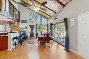 Dining - Beautiful 4BR Pine Mountain Lake Home, Waterfront, Deck, W/D, Near Yosemite (Groveland)