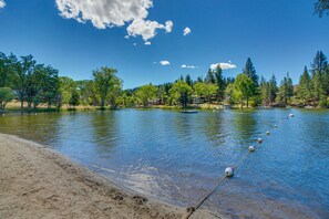 Beach nearby - Beautiful 4BR Pine Mountain Lake Home, Waterfront, Deck, W/D, Near Yosemite (Groveland)