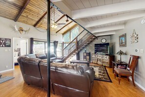 TV, fireplace, video games, DVD player - Beautiful 4BR Pine Mountain Lake Home, Waterfront, Deck, W/D, Near Yosemite (Groveland)