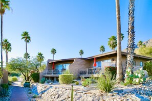 Exterior - Charming Casita w/ shared pool, private patio, & mountain/valley view (Tucson)