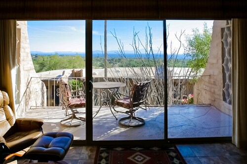 Charming Casita w/ shared pool, private patio, & mountain/valley view