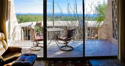 Charming Casita w/ shared pool, private patio, & mountain/valley view