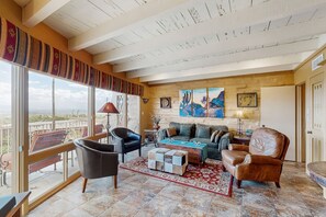 TV - Charming Casita w/ shared pool, private patio, & mountain/valley view (Tucson)