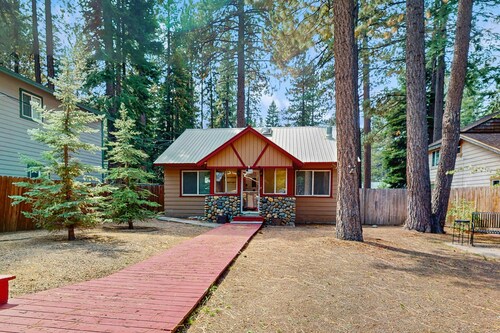 Charming Cabin Close to Restaurants, Shops, Ski Resort, Lake
