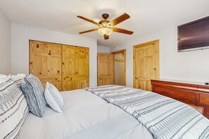 3 bedrooms, iron/ironing board, Internet, bed sheets