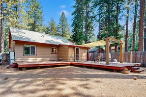Terrace/patio - Charming Cabin Close to Restaurants, Shops, Ski Resort, Lake (South Lake Tahoe)