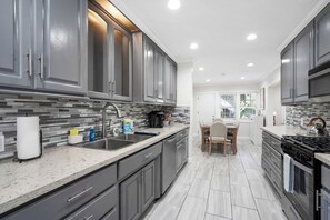 冷蔵庫、電子レンジ、オーブン、コンロ