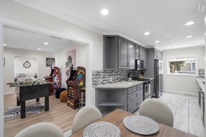 Refrigerador, microondas, horno, placa de cocina