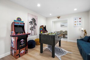 Games room - Roswell by the Sea /20 Miles to Disneyland/Walk to the Beach/Game Room/3 Bedroom (Long Beach)