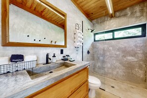 Hair dryer, towels - Tranquil canal-view villa with WIFI,  dog friendly space & open layout (Placencia)