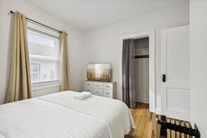 1 bedroom, desk, iron/ironing board, travel cot - 1BR/1BA Cozy Home - Pet Friendly - 3 min to Butler Univ. (Indianapolis)