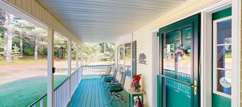 Private spacious mountain view w/ beach rights, hot tub, spacious deck & firepit