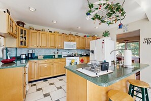 Kjøleskap, mikrobølgeovn, ovn og kokeplater