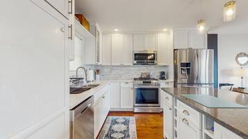 Refrigerador, microondas, horno, placa de cocina