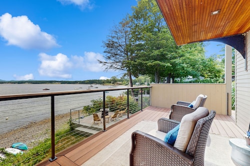 Lakefront house, mountain views, hot tub, kayaks, floating dock, fireplace, bbq