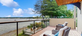 Lakefront house, mountain views, hot tub, kayaks, floating dock, fireplace, bbq