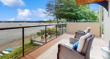 Lakefront house, mountain views, hot tub, kayaks, floating dock, fireplace, bbq