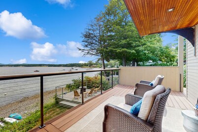 Lakefront house, mountain views, hot tub, kayaks, floating dock, fireplace, bbq