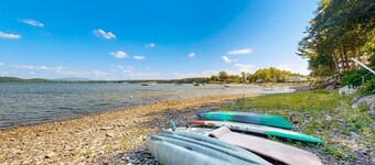 Lakefront house, mountain views, hot tub, kayaks, floating dock, fireplace, bbq