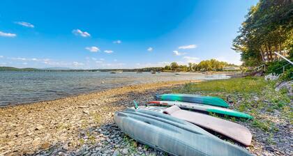 Lakefront house, mountain views, hot tub, kayaks, floating dock, fireplace, bbq