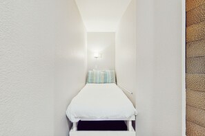 3 bedrooms, iron/ironing board, internet, bed sheets