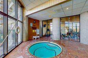 من حمّامات السباحة المغطاة، حمّام سباحة مُدفَّأ