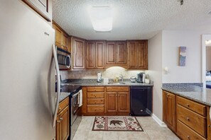 ثلاجة، ميكروويف، فرن، موقد طهي مسطح