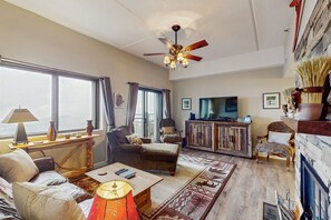 TV - Cozy 2BR Condo with Beautiful Views, Full Kitchen, Wifi, and shared Pool (Sugar Mountain)