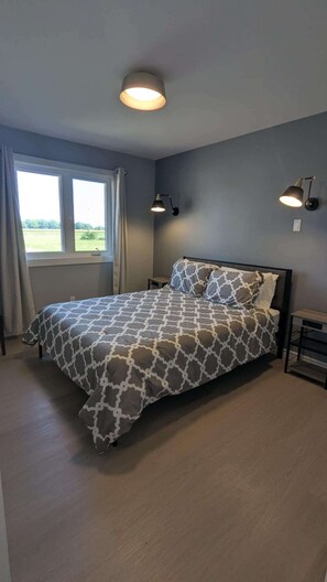 Tabla de planchar con plancha, wifi y ropa de cama 