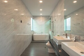 Villa, patio | Salle de bain