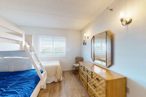 2 bedrooms, iron/ironing board, internet, bed sheets