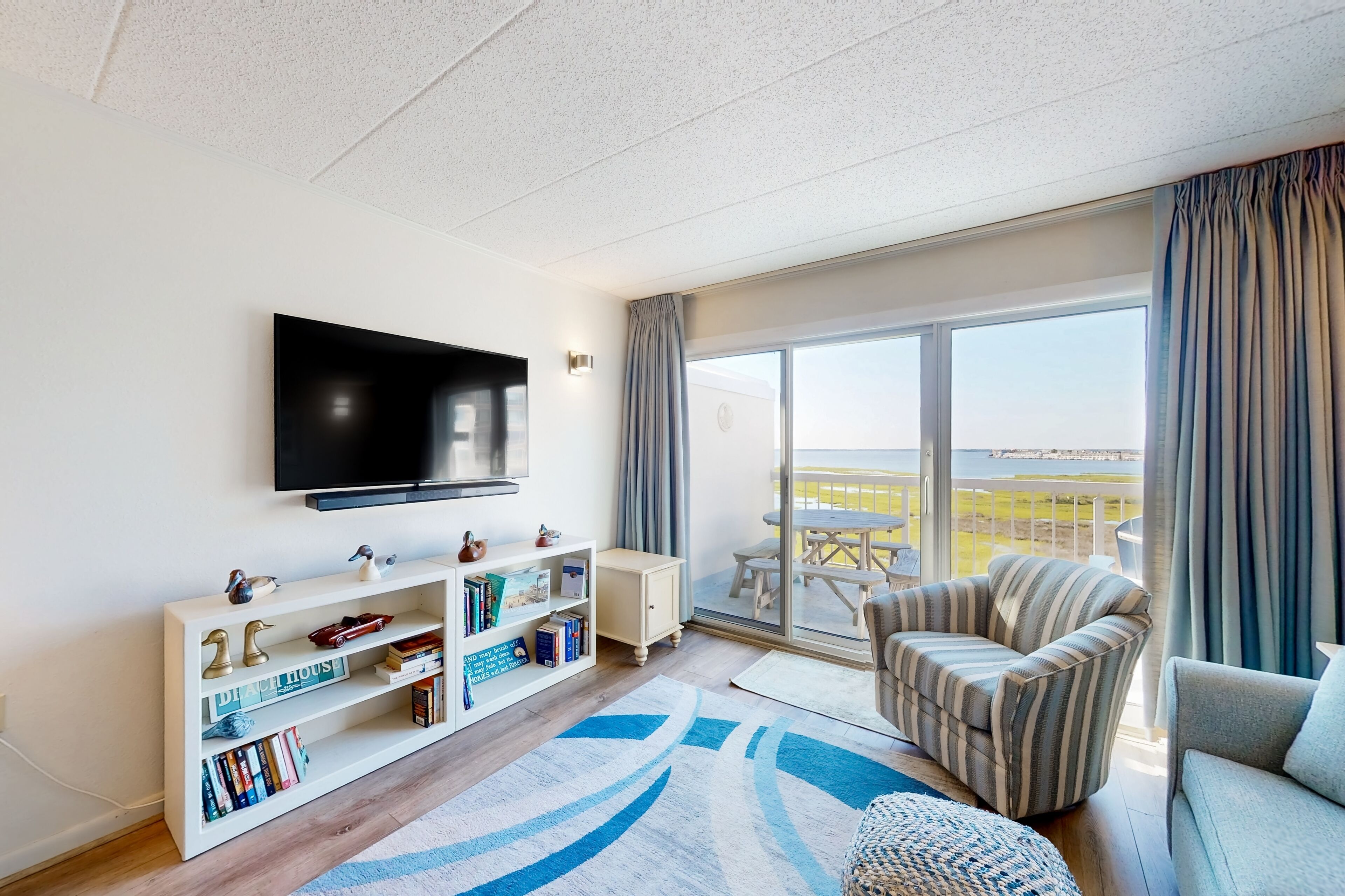 Een televisie en boeken