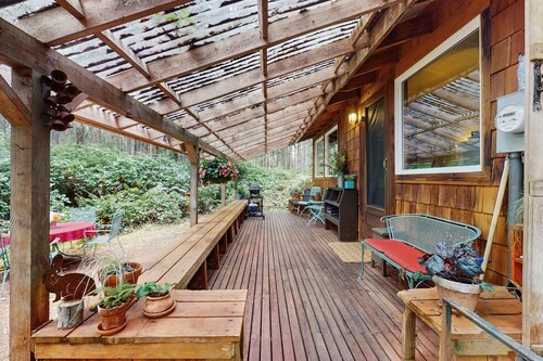 Charming cabin w/ wifi, private backyard & convenient location