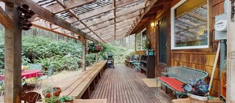 Charming cabin w/ wifi, private backyard & convenient location