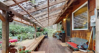 Charming cabin w/ wifi, private backyard & convenient location