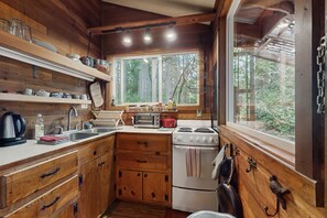 Réfrigérateur, four, plaque de cuisson, cafetière/bouilloire