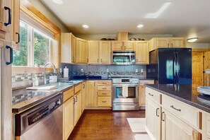 Frigorífico, microondas, horno y placa de cocina