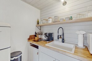 Geladeira, micro-ondas, cooktop, cafeteira/chaleira