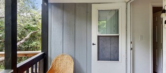 Cozy home with shared outdoor shower, kitchen, smart TV - steps to beach