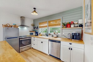 Een koelkast, een microgolfoven, een oven, een kookplaat