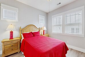 4 bedrooms, WiFi, bed sheets - Luxury beach house with elevator, walk to beach location, and garage parking (Myrtle Beach)