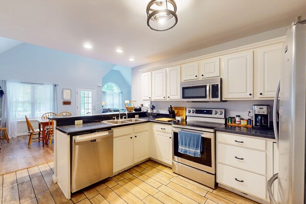 冷蔵庫、電子レンジ、オーブン、コンロ