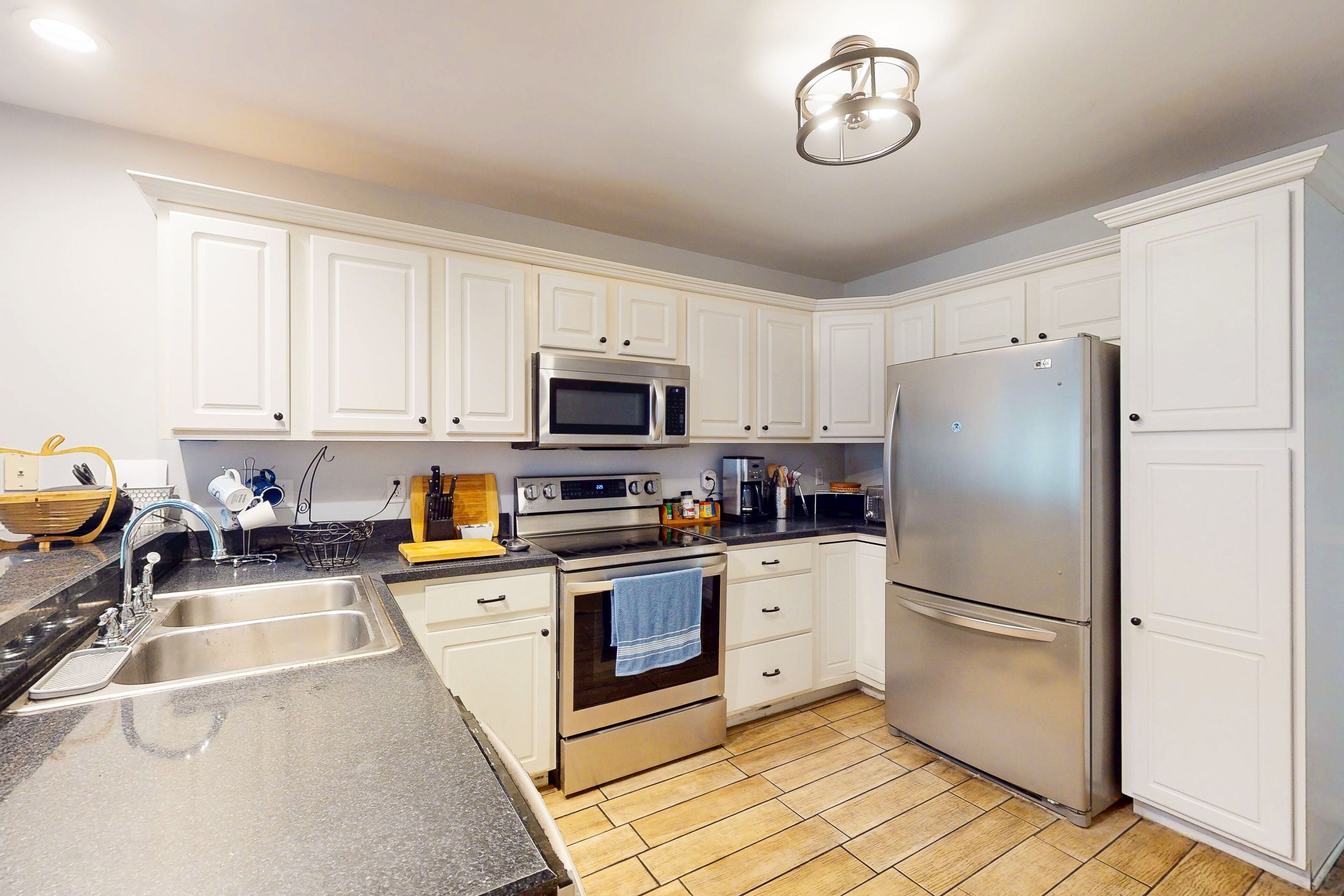 Een koelkast, een magnetron, een oven, een kookplaat