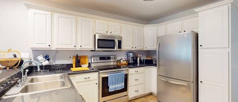 Refrigerador, microondas, horno y parrilla de estufa