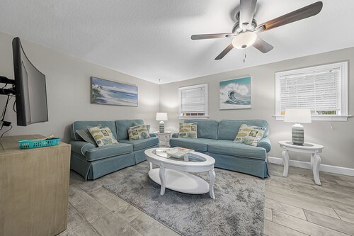 Space Coast Pool Haven - King Bed - Beaches Nearby